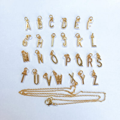 Buchstabenanhänger „Initial“ mit Kette, goldfarben