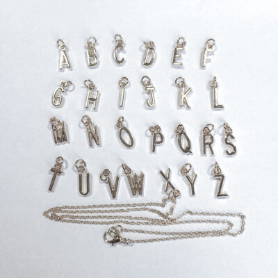 Buchstabenanhänger „Initial“ mit Kette, silberfarben